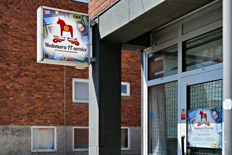 Hedemora IT-services skylt med dalahästen och entrén på Gussarvsgatan 11 i Hedemora